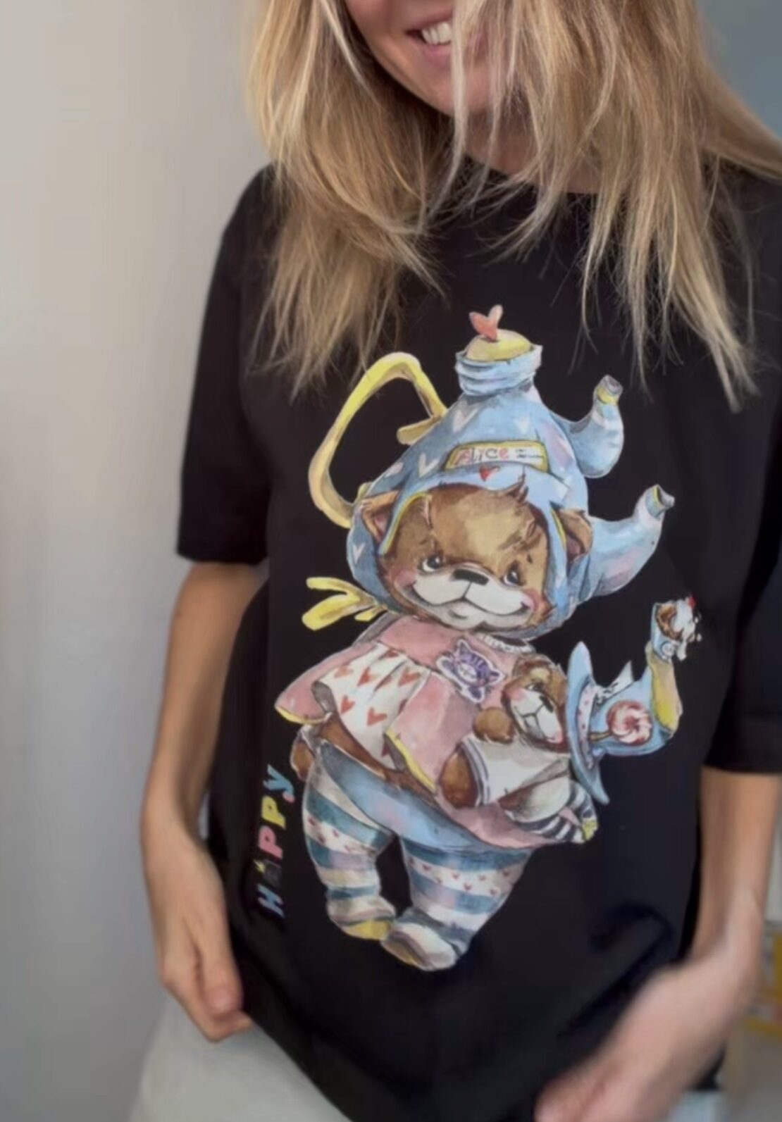 Футболка, мерч с авторской иллюстрацией — детали ручной вышивки